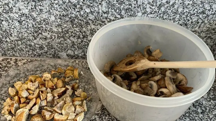 Die gegarten Pilze mit Saft in eine Sch&uuml;ssel f&uuml;llen, bisschen Zitronensaft dazu tr&auml;ufeln und beiseitestellen.