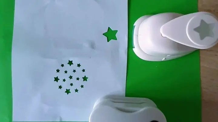 Mit den &bdquo;normalen&ldquo; Stanzern kann man nur wenige Millimeter vom Papierrand entfernt stanzen. Wenn man aber ein Motiv gern auch mitten in der Papierfl&auml;che stanzen m&ouml;chte, muss man dazu einen sog. Everywhere-Stanzer verwenden.