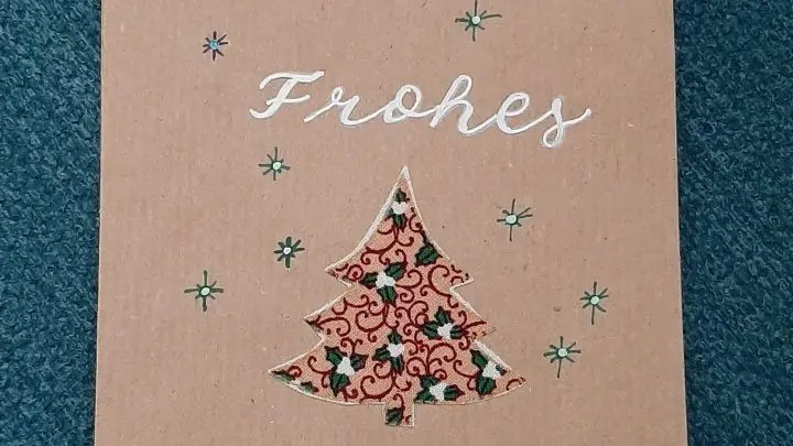Die fertig gestalteten R&uuml;ckseiten meiner T&uuml;ten, auf denen ich mit Vliesofix je einen Weihnachtsbaum aufgeb&uuml;gelt habe. Hier T&uuml;te 1 (die mit dem durch ein Doodle kaschierten Farbfleck &ndash; daraus wurden kurzerhand Ilexzweige).