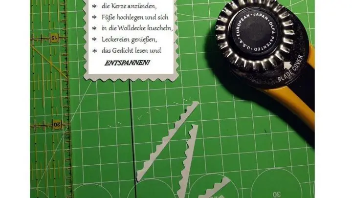 Die Gebrauchsanweisungen habe ich vor dem Aufkleben noch mit einem Wellenschneider umrandet und alle zusammen auf ein A4-Blatt geklebt.