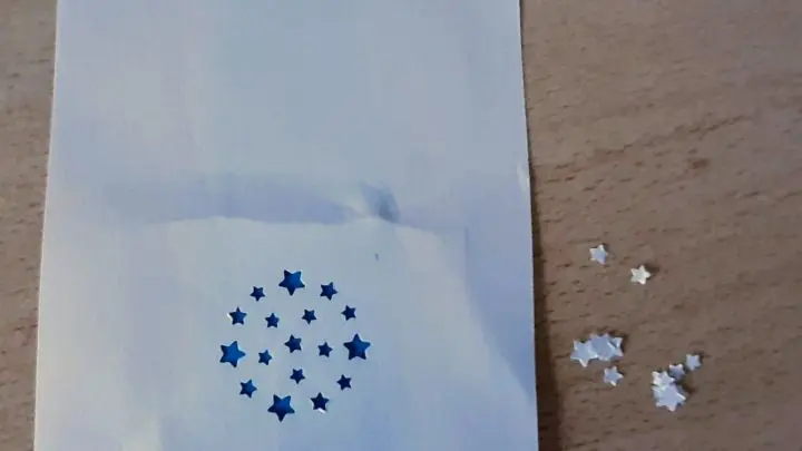 15 Minuten-Weihnachten in der T&uuml;te - dahinter verbirgt sich eine selbst gebastelte T&uuml;te, die bef&uuml;llt & dekoriert wird. Auf farbigem Papier erkennt man das Motiv dieses Stanzers wunderbar!