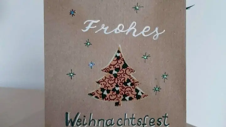Die &Uuml;berlegung, das Schleifenband derart einzuziehen, hat geplanterweise den Vorteil, dass auch hier das Band fast &uuml;ber die ganze Breite der T&uuml;te zu sehen ist und somit noch ein schm&uuml;ckender Effekt erzielt wird.