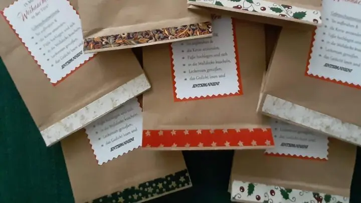 Um ein wenig &bdquo;Lebendigkeit&ldquo; in die T&uuml;ten-Vorderseite zu bringen, habe ich die Gebrauchsanweisungen etwas schr&auml;g aufgeklebt und unten im Bodenbereich noch einen Streifen Weihnachtsstoff geklebt.