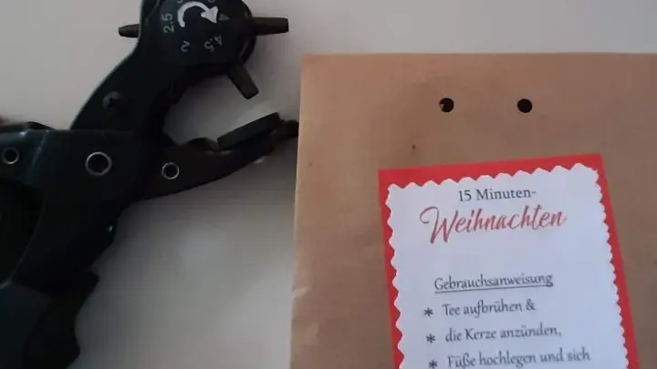 Die L&ouml;cher f&uuml;r das Schleifenband am einmal gefalteten Oberrand meiner T&uuml;ten habe ich nicht mit dem Locher gearbeitet, weil mir die L&ouml;cher mir zu weit auseinander lagen. Stattdessen habe ich eine Lochzange benutzt.