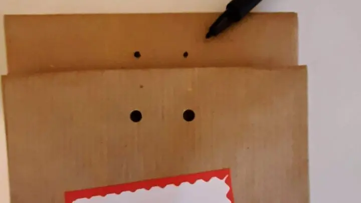 Um an allen T&uuml;ten eine identische Position der L&ouml;cher zu erhalten, habe ich die L&ouml;cher der ersten T&uuml;te als Schablone genommen.