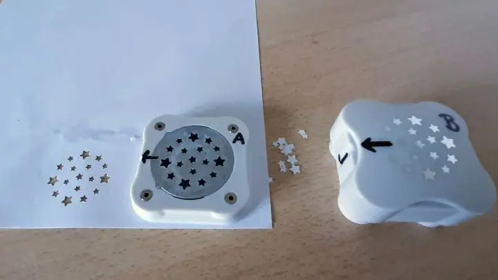 Wenn man dann auf den Stanzer dr&uuml;ckt, greifen dessen Zahnungen genau in die L&ouml;cher des Unterteils und lochen das Motiv! Wie bei jedem Stanzer fallen die gelochten Papierteile nach dem Abheben des oberen Stanzer-Teils heraus.