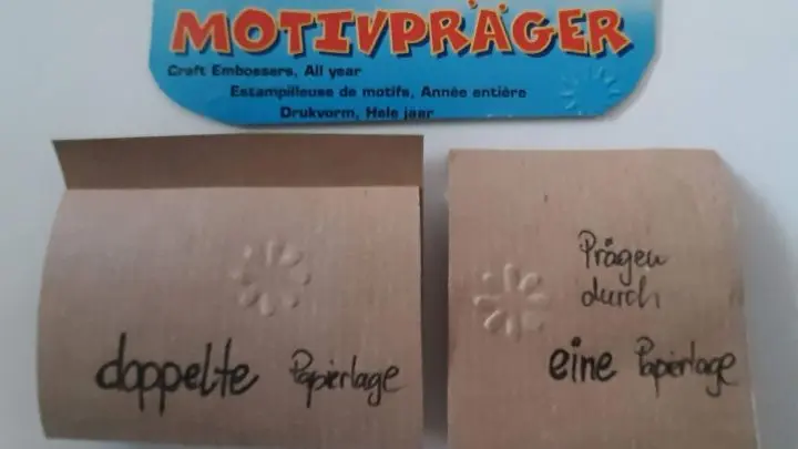 Man h&auml;tte statt eines Stanzers auch sog. Motivpr&auml;ger verwenden k&ouml;nnen: Mit ihnen werden keine Motive ausgestanzt, sondern das Motiv nur in das Material hinein &bdquo;gedr&uuml;ckt&ldquo;, so wie beim Pr&auml;gen einer M&uuml;nze zum Beispiel. 