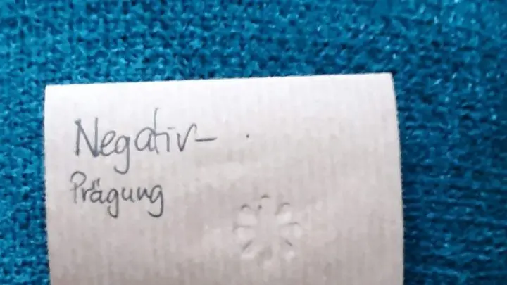 Wenn man das Motiv von der &bdquo;falschen&ldquo; Seite des Papiers her pr&auml;gt, ist es quasi negativ zu sehen &ndash; das hat doch auch was. Man k&ouml;nnte das Negativ-Motiv evtl. auch noch mit Farbe &bdquo;f&uuml;llen&ldquo;.