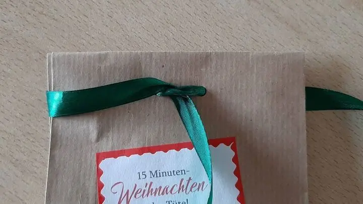 So ist die T&uuml;te auch an den oberen Seitenr&auml;ndern &bdquo;verschlossen&ldquo;. Au&szlig;erdem f&auml;llt das Schleifenband mehr ins Auge, als wenn ich nur die eigentliche Schleife vorn mittig gearbeitet h&auml;tte.