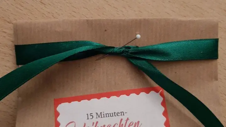 Ihr kennt das sicher: Wenn niemand in der N&auml;he ist, kann Schleifenbinden eine nervenaufreibende T&auml;tigkeit werden. Also habe ich mir mit einer Stecknadel geholfen, die ich mittig in beide B&auml;nder steckte, damit sie nicht verrutschen konnten!