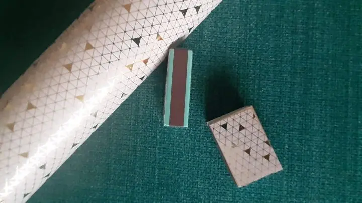 Die Streichholzschachteln wurden durch Kaschieren beider Fl&auml;chen mit mit einem dekorativen Weihnachtspapier etwas aufgeh&uuml;bscht.