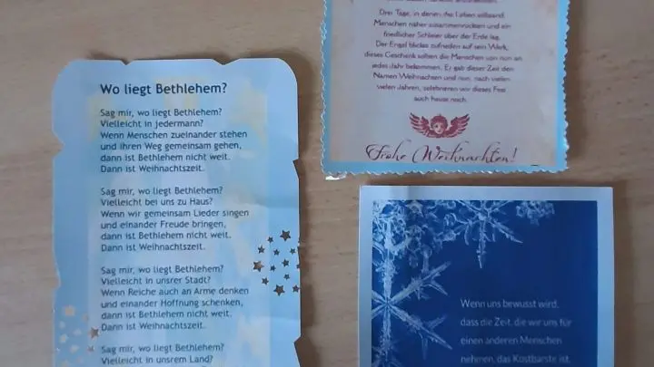 Manche Gedichte habe ich mit einem Sternenstanzer und / oder kleinen Einschnitten in den Papierrand verziert &ndash; andere sind bewusst glatt / ganzrandig geschnitten. 