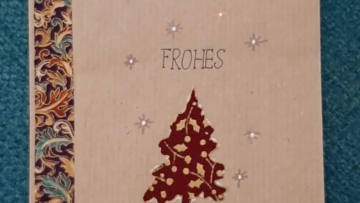 Unter dem Weihnachtsbaum sind zwei Doodles gezeichnet. Verwendet habe ich dazu Sakura Pigma Micronstifte, die es in vielen d&uuml;nnen (!) St&auml;rken von 0,05 &ndash; 1mm gibt. Da sie eine hochwertige Tinte enthalten, ist der Farbauftrag wasserfest u. sehr gut deckend.