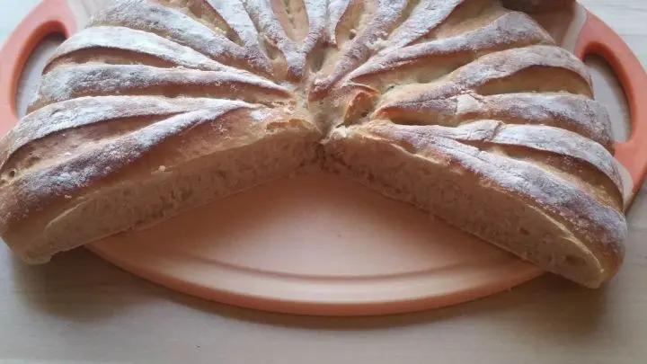 Wenn Besuch kommt, oder eine Party ansteht, zum Beispiel Geburtstag, Weihnachten oder Silvester, ziert der Br&ouml;tchenkranz die Tafel. Der Kranz ist teilbar, so kann jeder selbst abbrechen, so viel er m&ouml;chte. 