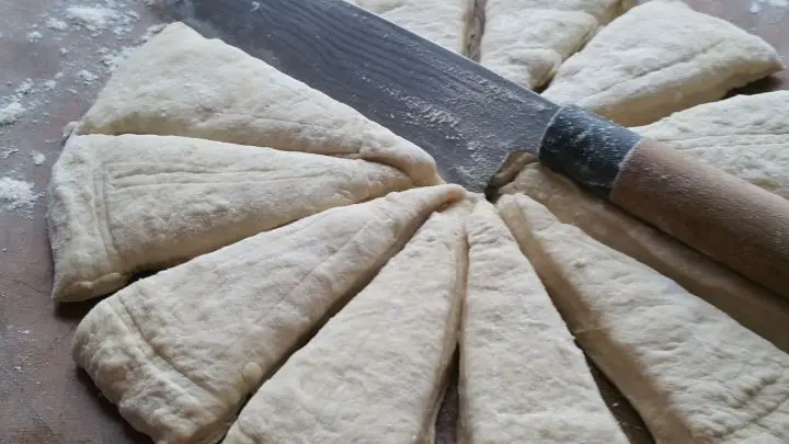 Mit einem Tortenteiler vorstechen, so gibt es gleich gro&szlig;e St&uuml;cke. Mit einem gro&szlig;en Messer ganz durchschneiden. 