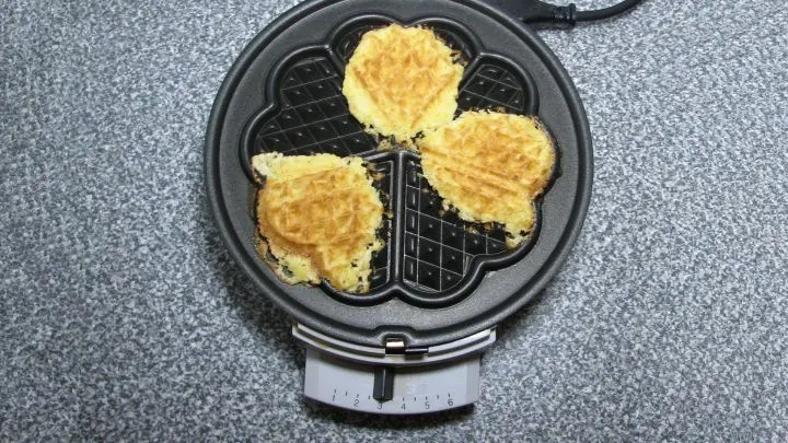 Die Knuspermürbchen sollen zart goldbraun werden. Am leichtesten lassen sie sich mit zwei Gabeln vom Waffelblech nehmen - sie sind noch extrem weich!
