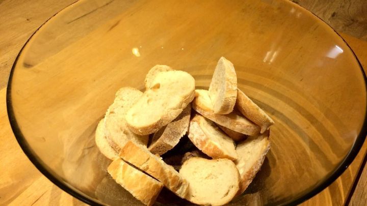 In einer Glassch&uuml;ssel liegen mehrere Brotst&uuml;cke gesammelt, bereit zum Retten und Verwerten in einer gem&uuml;tlichen K&uuml;che.