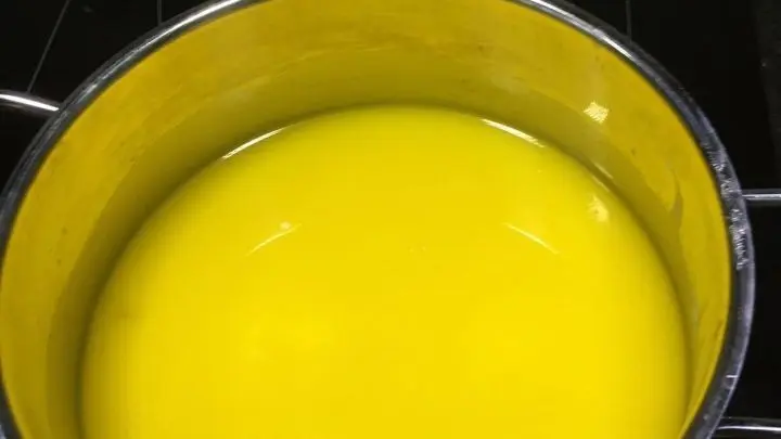 Nun die Butter schmelzen lassen, die Herdplatte ausschalten und die Milch, bis auf 100 ml, hinzuf&uuml;gen.