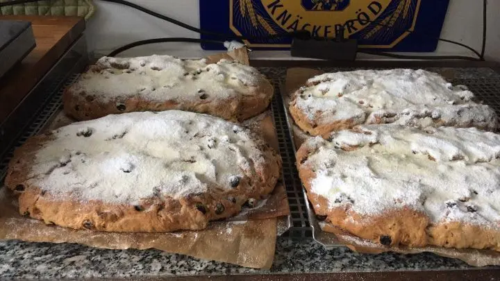 Nach dem Herausnehmen aus dem Ofen mit der geschmolzenen Butter bestreichen und nach dem vollst&auml;ndigen Abk&uuml;hlen den Puderzucker dar&uuml;ber sieben.