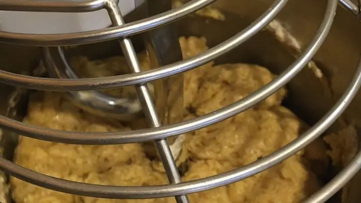 Zucker und Marzipan zerkleinern und in das Butter-Milch-Gemisch geben. Dieses Gemisch nach etwas Abk&uuml;hlung in die R&uuml;hrsch&uuml;ssel geben und kneten. Dann die restlichen Zutaten zum Teig geben und weiter kneten.