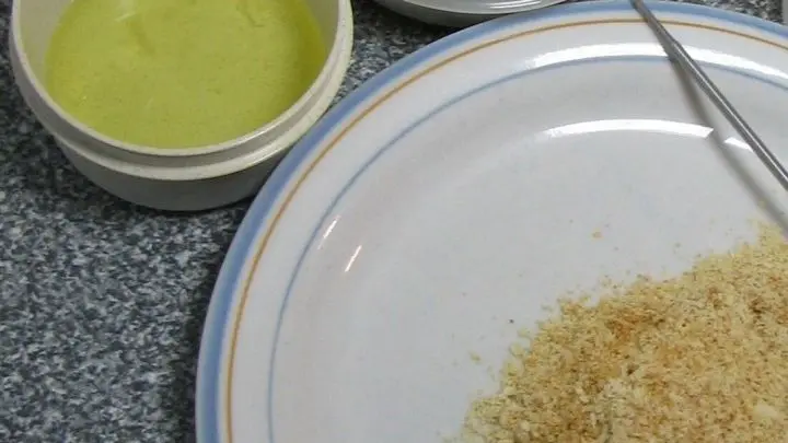 Ist die Farbe erreicht auf einen Teller sch&uuml;tten &ndash; in der hei&szlig;en Pfanne w&uuml;rde der Mandelgrie&szlig; sonst verbrennen.  BILD