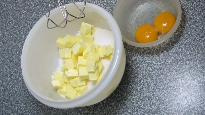 Zucker, Salz Mehl und Backpulver vermischen, die k&uuml;hle Butter in kleinen St&uuml;ckchen zuf&uuml;gen.