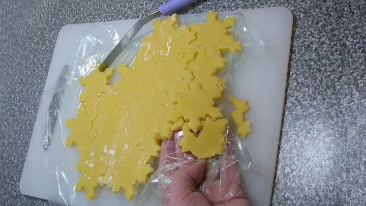 Mit der Frischhaltefolie auf ein Brett, das in den K&uuml;hlschrank/Gefrierschrank passt, ziehen. Ab damit f&uuml;r gut 5 Minuten in den Gefrierschrank &ndash; danach die Eiskristalle l&ouml;sen.
