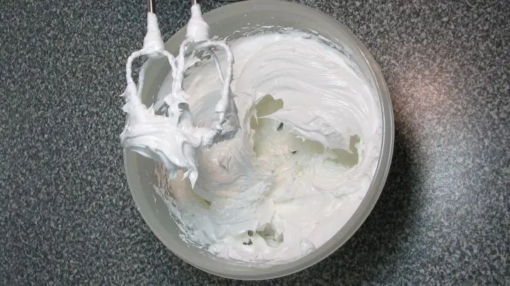 So lange weiterschlagen, bis sich der Zucker komplett aufgel&ouml;st hat (Test etwas Schnee zwischen Daumen und Zeigefinger reiben &ndash; f&uuml;hlt es sich noch k&ouml;rnig an weiterschlagen) das dauert etwa 3-5 Minuten.