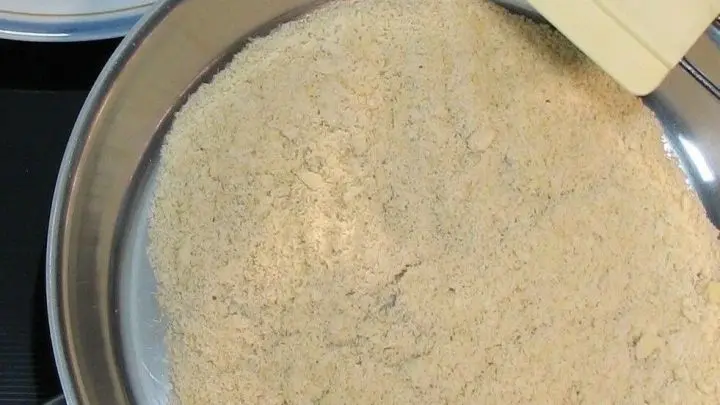 Die gemahlenen Mandeln in einer Pfanne OHNE Fett bei mittlerer Hitze in einer Pfanne hellbeige r&ouml;sten.