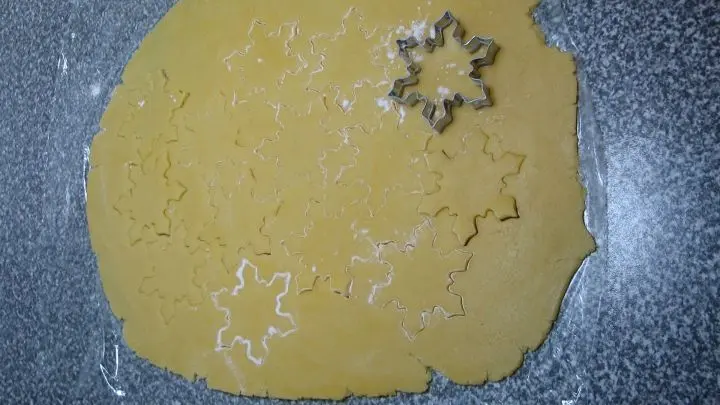 So viele Eiskristalle wie m&ouml;glich ausstechen (Tipp Ausstechf&ouml;rmchen jedes Mal in Mehl tauchen und abklopfen.