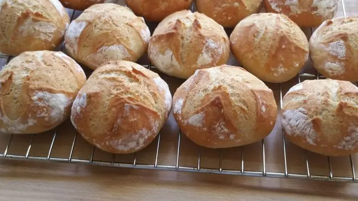 Die fertig gebackenen Weizenbr&ouml;tchen dem Rost erkalten lassen. W&uuml;nsche euch viel Spa&szlig; und guten Appetit.