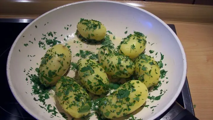 Sind die Kartoffeln leicht angebraten, werden sie noch ein wenig nachgew&uuml;rzt mit Pfeffer und etwas Salz, mit viel frischer Petersilie bestreut und abgedeckt hei&szlig;gehalten.