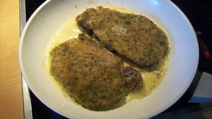 In einer Pfanne ist nun bereits das Butterschmalz erhitzt und die Koteletts werden zum Braten hineingelegt. Sie sollten auf jeder Seite sch&ouml;n hellbraun werden.
