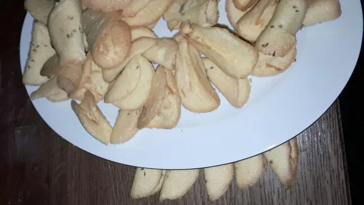 Nach dem man das Blech aus dem Rohr geholt hat, sollte man die Bögen mit einem Tafelmesser oder einer Teigkarte von dem Blech lösen und unter einem Tellerrand drehen.