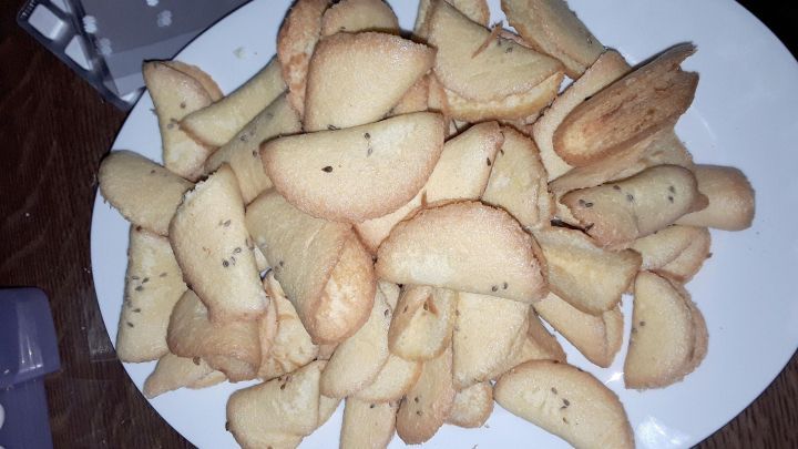 Kleine, goldene Anisb&ouml;gen liegen auf einem wei&szlig;en Teller und warten darauf, genossen zu werden.