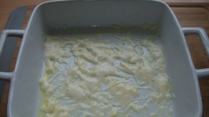 In eine passende Auflaufform habe ich nun ein wenig von der Soße auf den Boden gegeben und dann zwei der Lasagneblätter darauf gelegt.