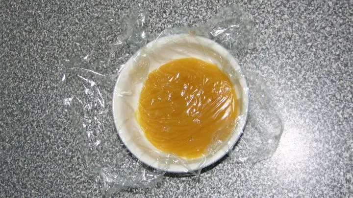 Zum Abkühlen abgedeckt (die Folie direkt auf den Pudding “kleben“ damit er keine Haut bildet) beiseitestellen, bis er Zimmertemperatur hat (kurz in den Kühlschrank beschleunigt den Prozess).