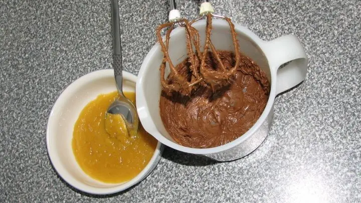 Das zimmerwarme, geschmeidige Nugat in einem schmalen, hohen Mixbecher mit den Quirlen des Handrührgerätes aufschlagen. Esslöffelweise den Pudding unterrühren.