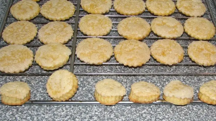Im vorgeheizten Ofen bei 190°C Ober-/Unterhitze ca. 12-15 Minuten backen – das variiert je nach Ofen – die Plätzchen sollen hell mit leicht goldenen Rändern werden. Auf einem Kuchengitter auskühlen lassen.