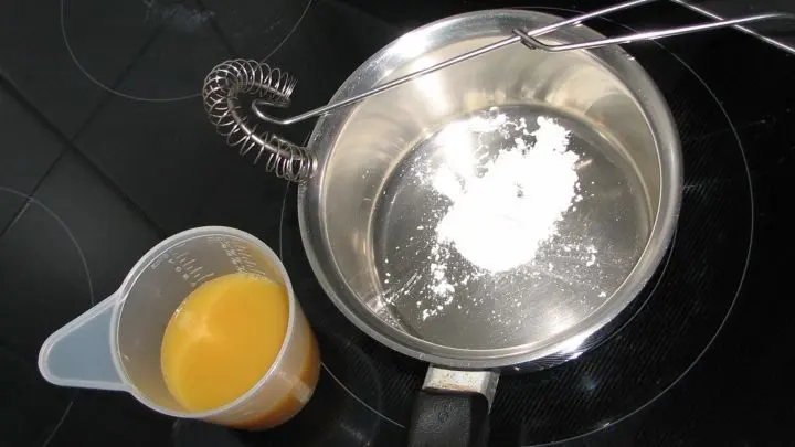 In der Zwischenzeit die Füllung vorbereiten. Die Stärke mit dem Orangensaft kalt anrühren und kochen.