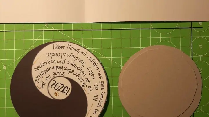 Die sp&auml;ter nach oben zeigende Scheibe sollte exakt das Ma&szlig; des drauf zu klebenden Papieres haben, damit man den Kleber sp&auml;ter nicht sieht.