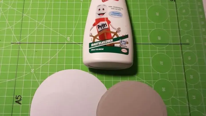 Zum Kleben eignet sich ein Bastelkleber. Dieser l&auml;sst sich punktuell auftragen und trocknet transparent.