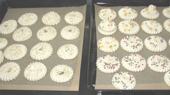 Wer möchte, kann die Adventskränze mit Streudeko verzieren. Sie werden über Nacht im Ofen bei 40 Grad Umluft trocknen gelassen und am nächsten Tag bei 60 Grad für 30 Minuten gebacken.