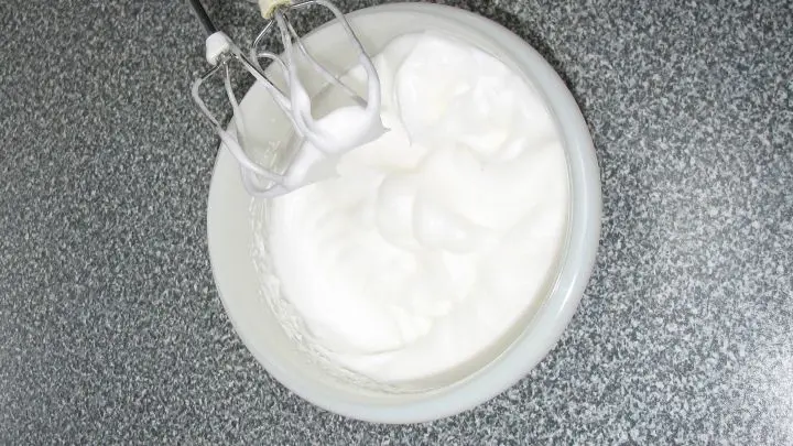 Parallel werden die Eiweiße zu einem cremigen Schnee aufgeschlagen. Dabei den Topf mit dem Sirup immer im Blick behalten.