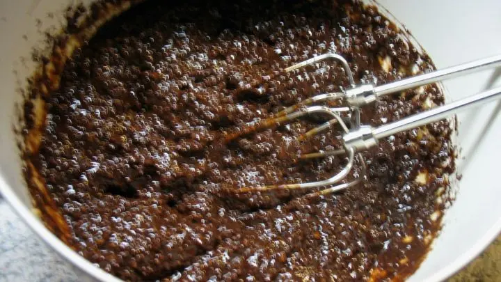 Dann gie&szlig;t man die abgek&uuml;hlte Schoko-Butter-Masse dazu und r&uuml;hrt weiter, bis alles gut vermischt ist.
