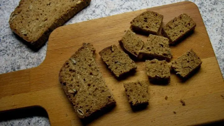 Die Brotscheiben werden in kleinere St&uuml;cke geschnitten und in einem Multizerkleinerer fein gehackt.