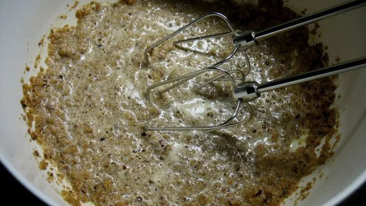 In der R&uuml;hrsch&uuml;ssel werden die Brotkr&uuml;mel mit den Eiern und dem Zucker mit dem Handmixer gut verr&uuml;hrt.