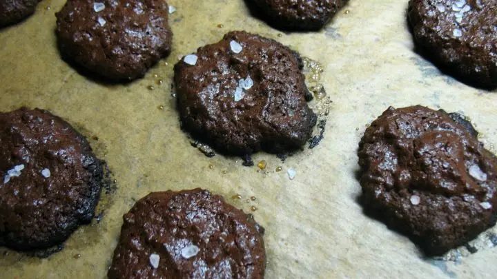 Nach dem Backen l&auml;sst man die Cookies ganz kurz abk&uuml;hlen und bestreut sie dann mit etwas Gr&uuml;mmel-Kandis.
