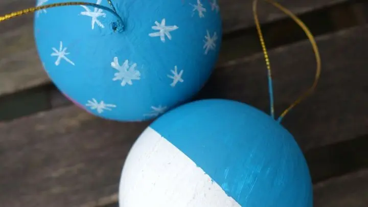 Die blau-weiße Kugel wurde zum Beispiel zuerst mit weißer Acrylfarbe (alternativ) Deckweiß bemalt.