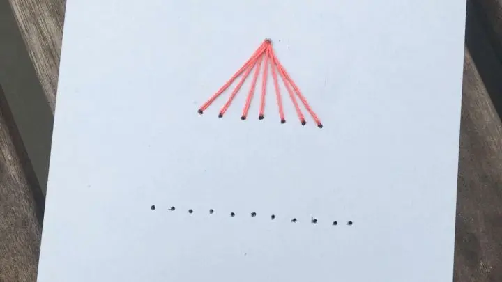 Damit das Sticken schneller geht, kann man die zuvormarkierten Bleistiftpunkte mit einer spitzen Sticknadel durchstechen.